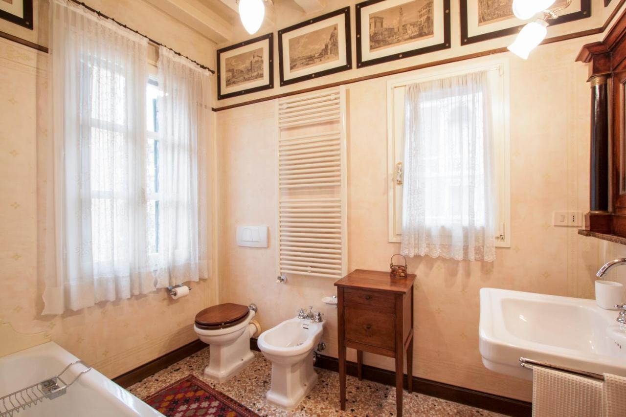 Explore Venice From A Sophisticated Hideaway In San Polo Exterior photo